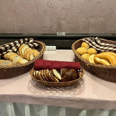 Park Hotel Gyula Bagian luar foto