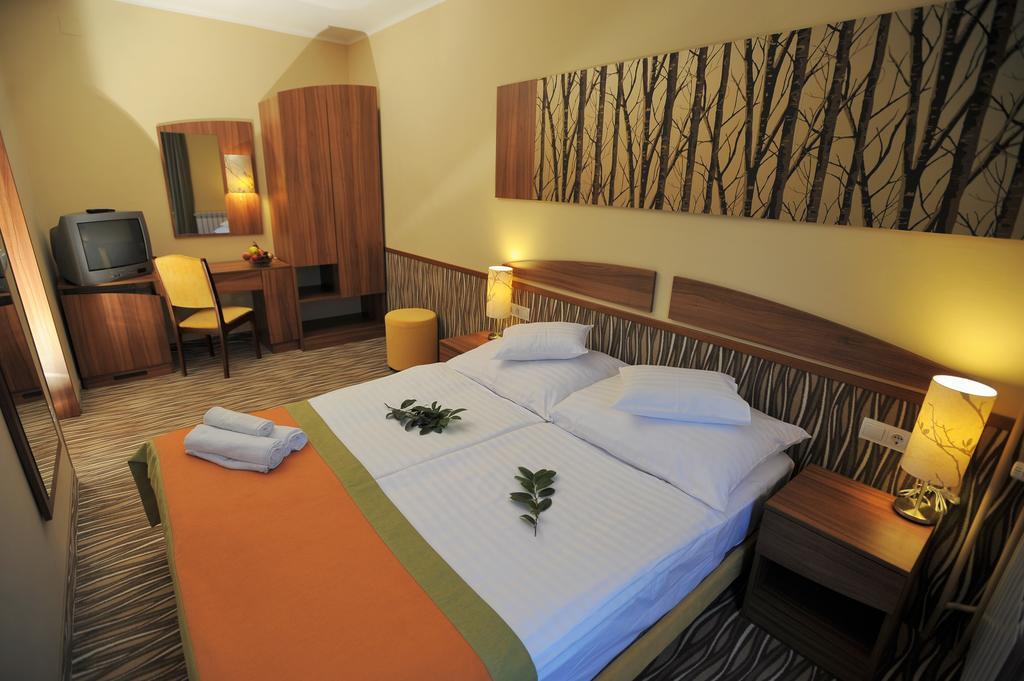 Park Hotel Gyula Ruang foto