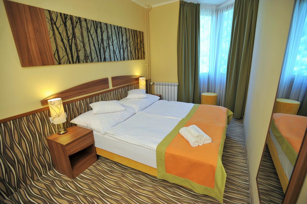 Park Hotel Gyula Bagian luar foto