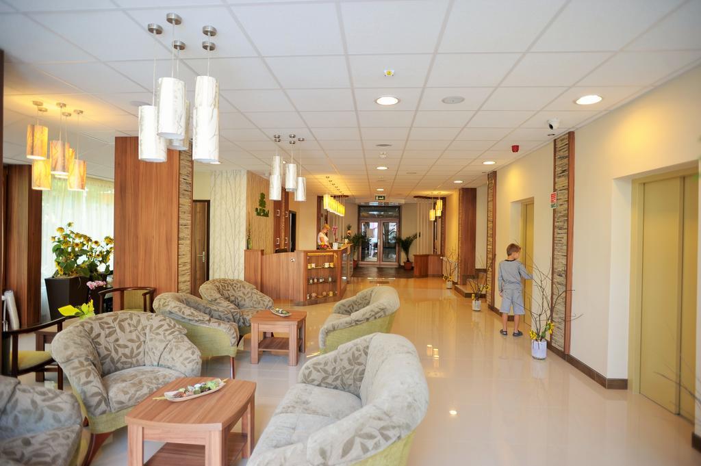 Park Hotel Gyula Bagian luar foto