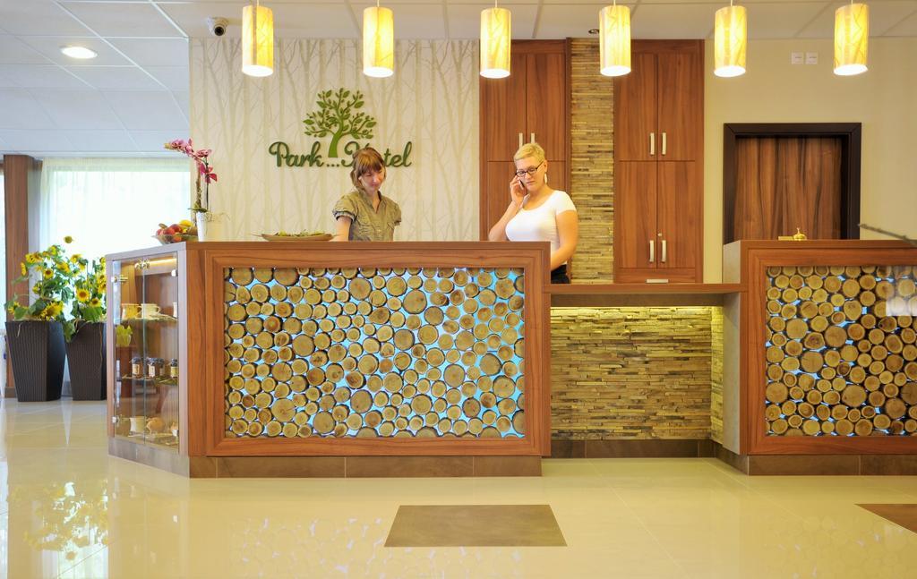 Park Hotel Gyula Bagian luar foto
