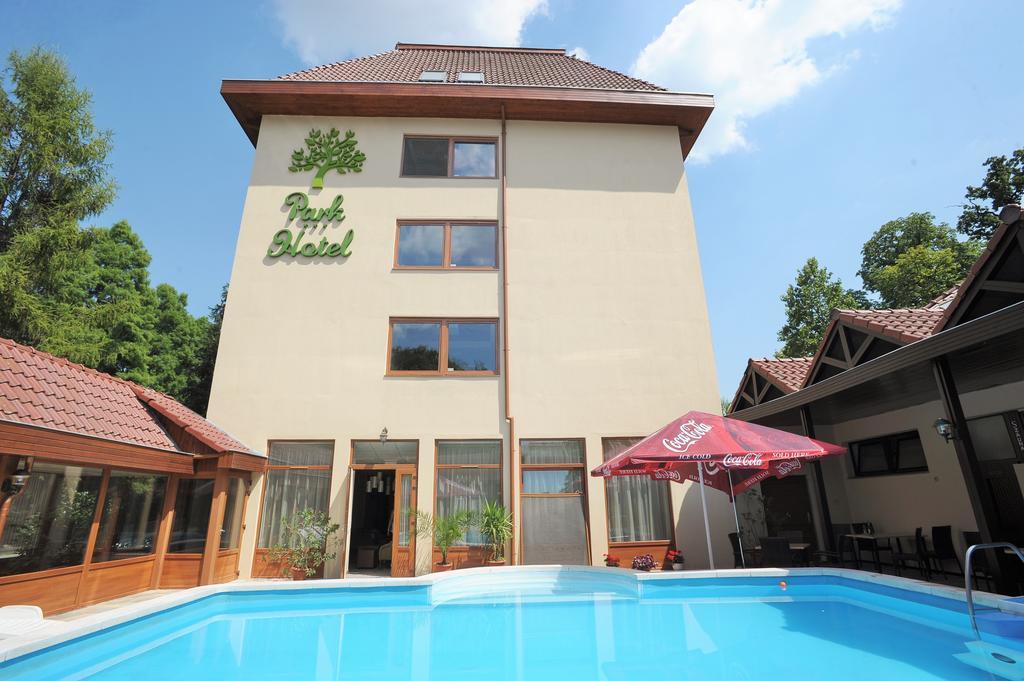 Park Hotel Gyula Bagian luar foto