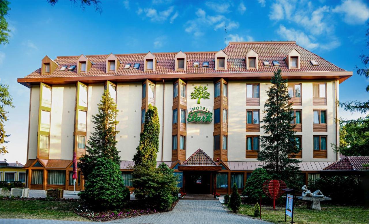 Park Hotel Gyula Bagian luar foto