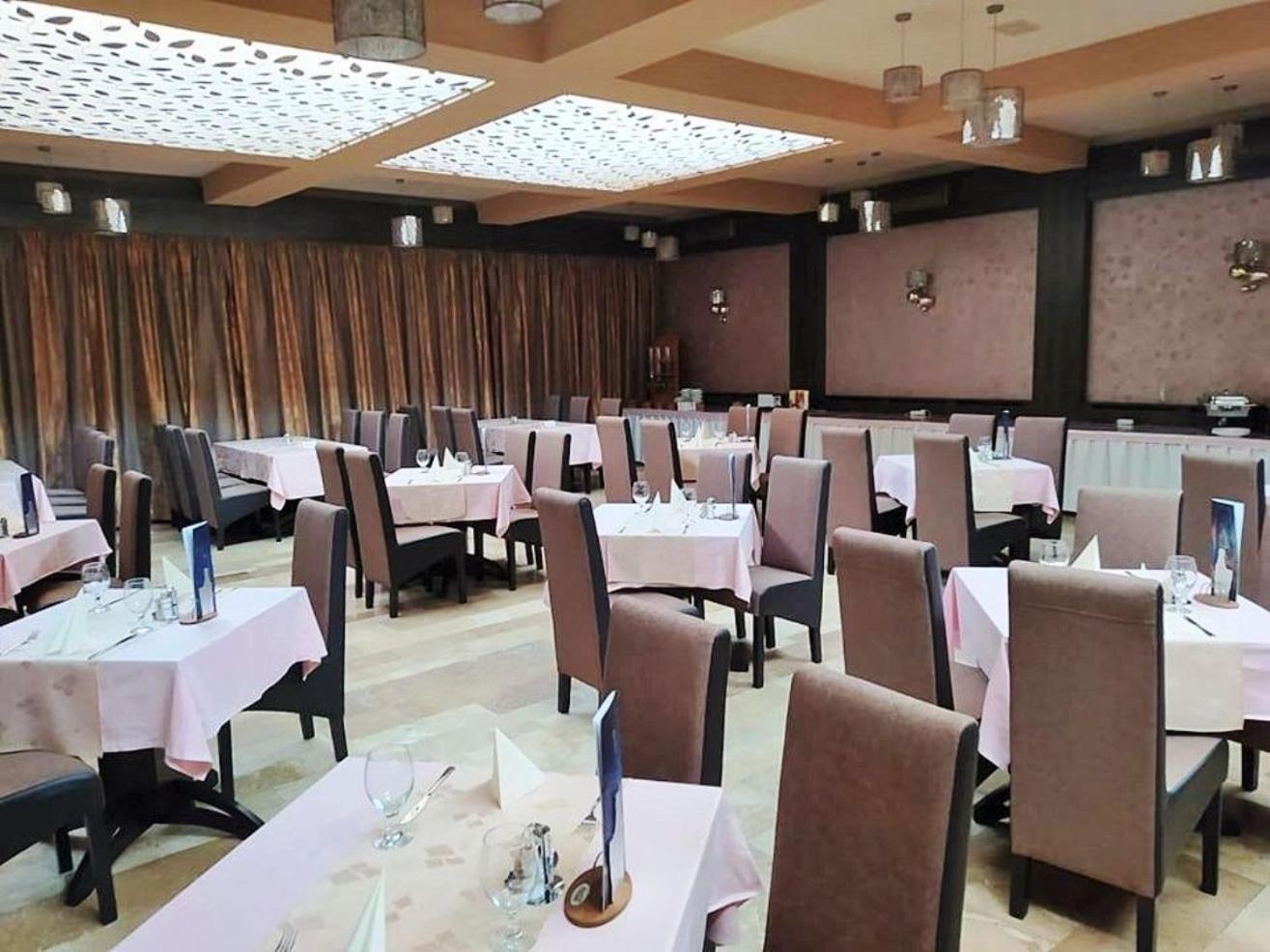 Park Hotel Gyula Bagian luar foto