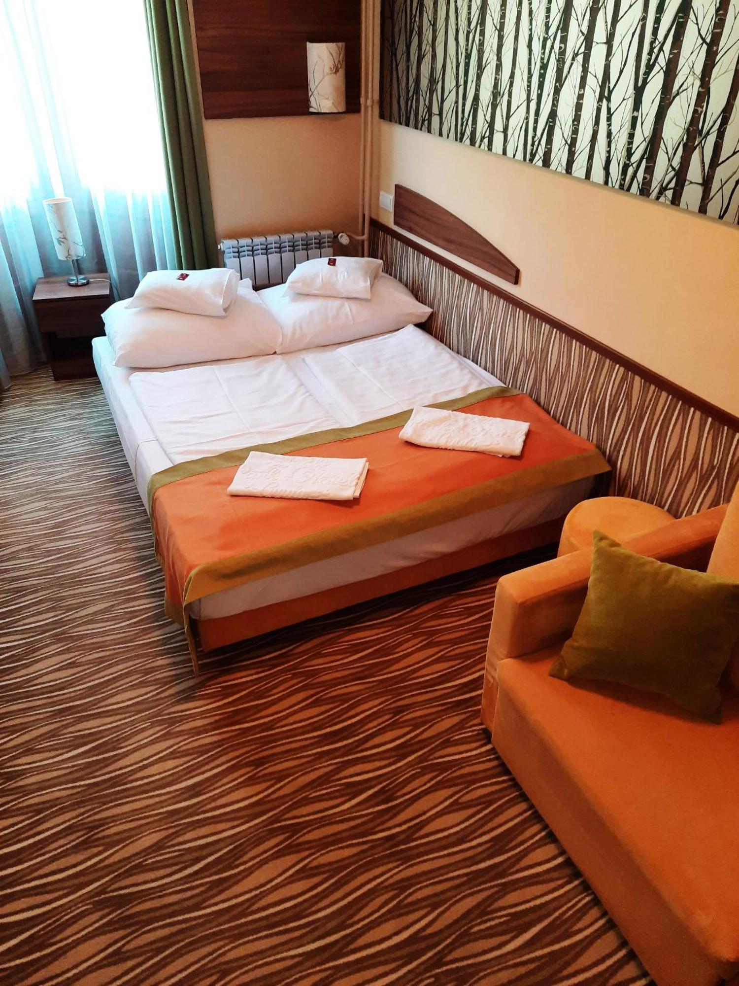 Park Hotel Gyula Bagian luar foto