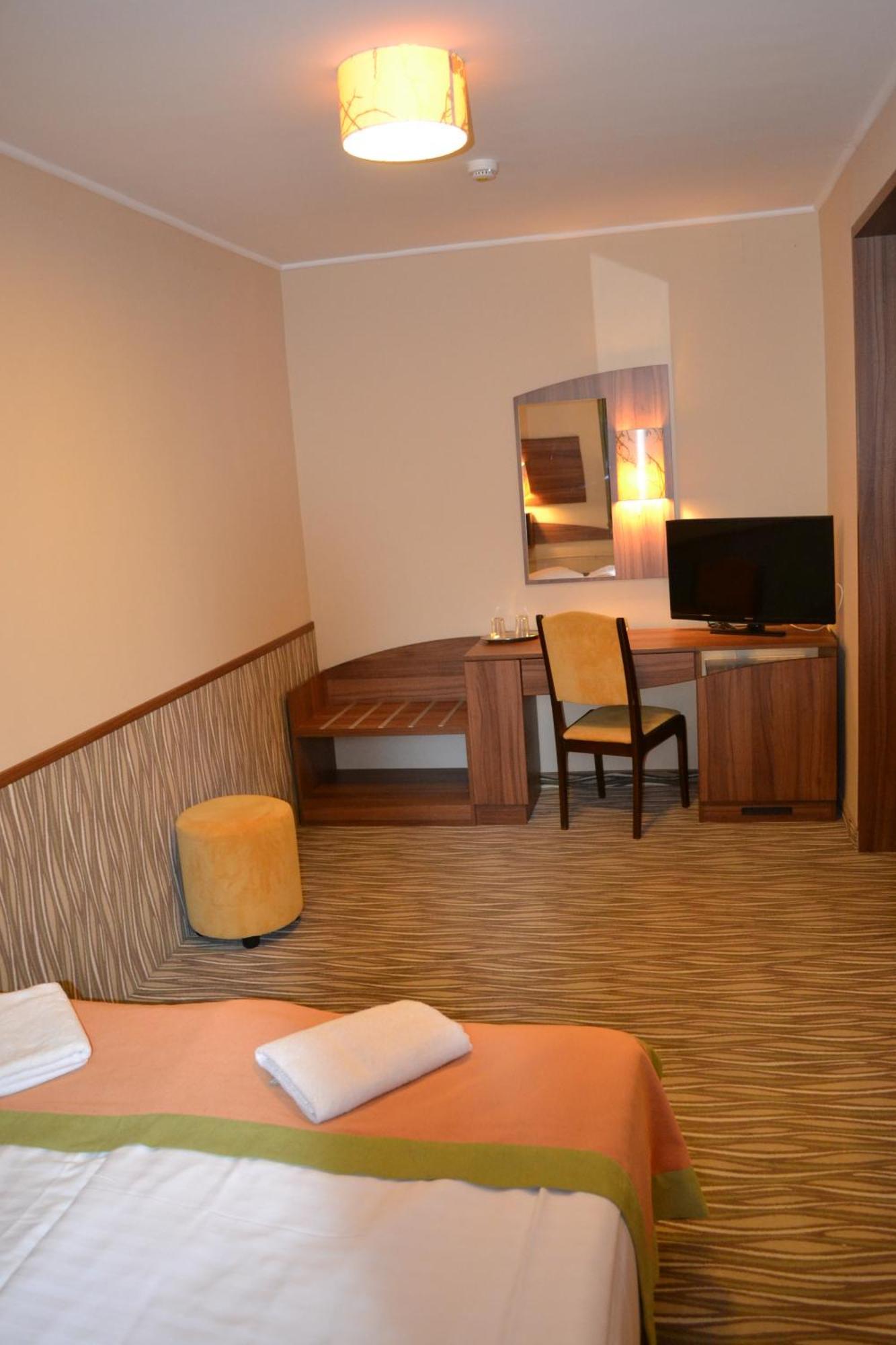 Park Hotel Gyula Bagian luar foto