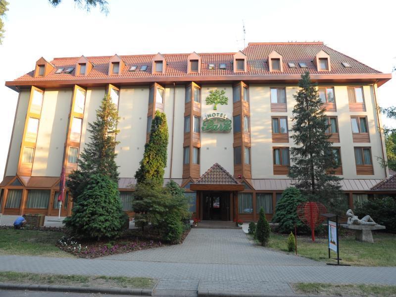 Park Hotel Gyula Bagian luar foto