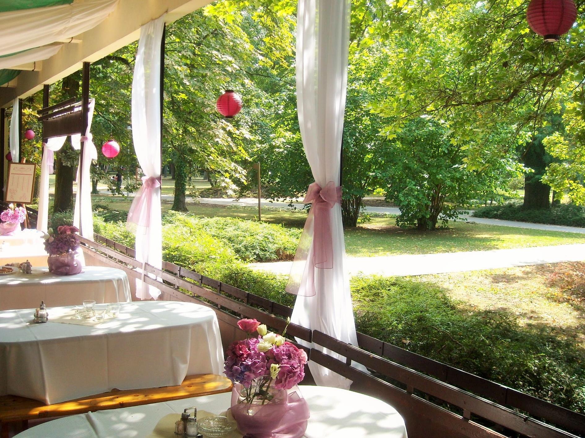 Park Hotel Gyula Bagian luar foto